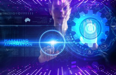 İş, teknoloji, internet ve ağ konsepti. Genç işadamı başarılı büyüme adımları üzerinde düşünüyor: Pazarlama otomasyonu