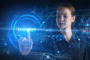 İş, teknoloji, internet ve ağ konsepti. Genç işadamı başarılı büyüme adımları üzerinde düşünüyor: ISO 9001