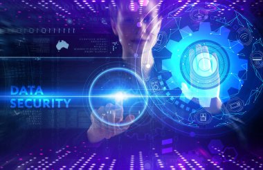 İş, teknoloji, internet ve ağ konsepti. Genç işadamı başarılı büyüme adımları üzerinde düşünüyor: Veri güvenliği