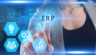 İş, Teknoloji, İnternet ve ağ konsepti. Genç işadamı geleceğin sanal ekranı üzerinde çalışıyor ve yazıyı görüyor: ERP