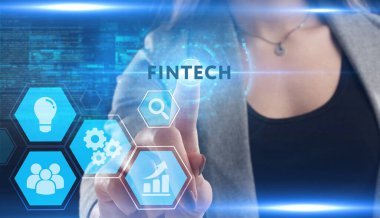 İş, Teknoloji, İnternet ve ağ konsepti. Genç işadamı geleceğin sanal ekranı üzerinde çalışıyor ve Fintech yazısını görüyor.