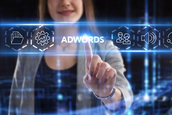 互联网和网络概念 年轻的商人在一个虚拟的未来屏幕上工作 看到的题词是 Adwords — 图库照片