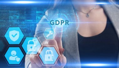 İş, Teknoloji, İnternet ve ağ konsepti. Genç işadamı geleceğin sanal ekranı üzerinde çalışıyor ve GDPR yazısını görüyor.