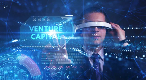 互联网和网络概念 年轻的商人在一个虚拟的未来屏幕上工作 看到的题词是 风险投资 — 图库照片