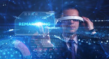 İş, Teknoloji, İnternet ve ağ konsepti. Genç işadamı geleceğin sanal ekranı üzerinde çalışıyor ve yazıyı görüyor: