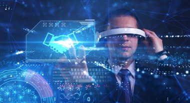 İş, Teknoloji, İnternet ve ağ konsepti. Genç işadamı geleceğin sanal ekranı üzerinde çalışıyor ve yazıyı görüyor.: 