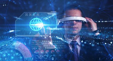 İş, Teknoloji, İnternet ve ağ konsepti. Genç işadamı geleceğin sanal ekranı üzerinde çalışıyor ve yazıyı görüyor.: 