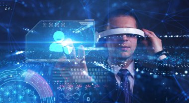 İş, Teknoloji, İnternet ve ağ konsepti. Genç işadamı geleceğin sanal ekranı üzerinde çalışıyor ve yazıyı görüyor.: 