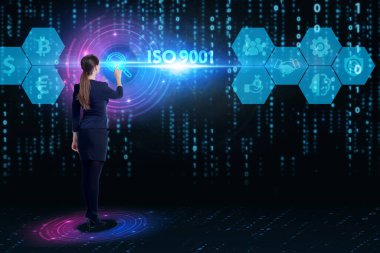 İş, Teknoloji, İnternet ve ağ konsepti. Genç işadamı geleceğin sanal ekranı üzerinde çalışıyor ve ISO 9001 yazısını görüyor.