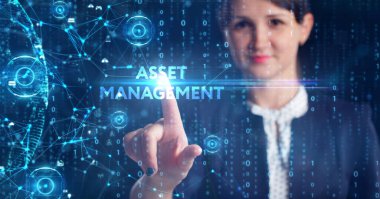 İş, Teknoloji, İnternet ve ağ konsepti. Genç işadamı geleceğin sanal ekranı üzerinde çalışıyor ve yazıyı görüyor: varlık yönetimi