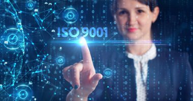 İş, Teknoloji, İnternet ve ağ konsepti. Genç işadamı geleceğin sanal ekranı üzerinde çalışıyor ve ISO 9001 yazısını görüyor.