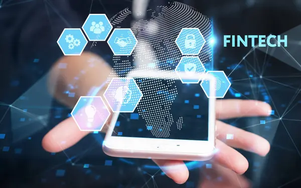 İş, Teknoloji, İnternet ve ağ konsepti. Genç işadamı geleceğin sanal ekranı üzerinde çalışıyor ve Fintech yazısını görüyor.