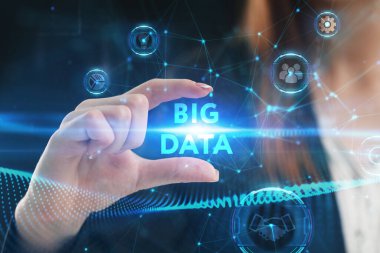 İş, Teknoloji, İnternet ve ağ konsepti. Genç işadamı geleceğin sanal ekranı üzerinde çalışıyor ve büyük verileri görüyor.