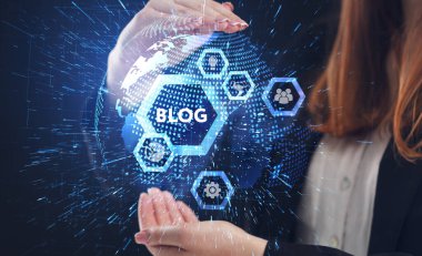 İş, Teknoloji, İnternet ve ağ konsepti. Genç işadamı geleceğin sanal ekranı üzerinde çalışıyor ve yazıyı görüyor: blog