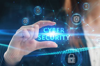 İş, Teknoloji, İnternet ve ağ konsepti. Genç işadamı geleceğin sanal ekranında çalışıyor ve yazıyı görüyor: siber güvenlik.