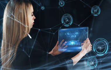 İş, Teknoloji, İnternet ve ağ konsepti. Genç işadamı geleceğin sanal ekranı üzerinde çalışıyor ve yazıyı görüyor: içerik pazarlaması