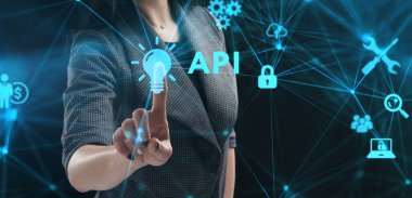 İş, teknoloji, internet ve ağ konsepti. Genç işadamı başarılı büyüme adımları üzerinde düşünüyor: API