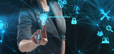 İş, teknoloji, internet ve ağ konsepti. Genç işadamı başarılı büyüme adımları üzerinde düşünüyor: Tavsiye