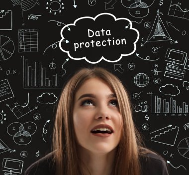 İş, teknoloji, internet ve ağ konsepti. Genç işadamı başarılı büyüme adımları üzerinde düşünüyor: Veri koruması