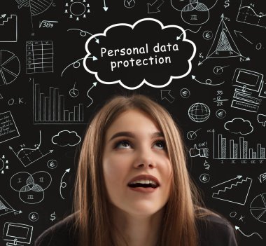 İş, teknoloji, internet ve ağ konsepti. Genç işadamı başarılı büyüme adımları üzerinde düşünüyor: Kişisel veri koruması