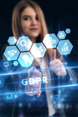 İş, Teknoloji, İnternet ve ağ konsepti. Genç işadamı geleceğin sanal ekranı üzerinde çalışıyor ve GDPR yazısını görüyor.