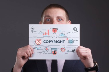 İş, teknoloji, internet ve ağ konsepti. Genç işadamı başarılı büyüme adımları üzerinde düşünüyor: Telif hakkı