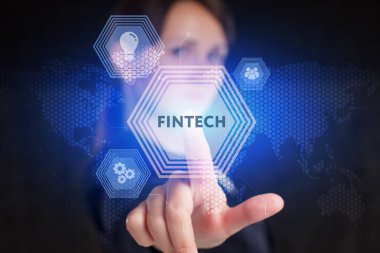 İş, Teknoloji, İnternet ve ağ konsepti. Genç işadamı geleceğin sanal ekranı üzerinde çalışıyor ve Fintech yazısını görüyor.