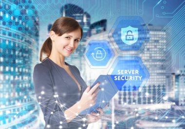 İş, Teknoloji, İnternet ve ağ konsepti. Genç işadamı geleceğin sanal ekranı üzerinde çalışıyor ve yazıyı görüyor: sunucu güvenliği