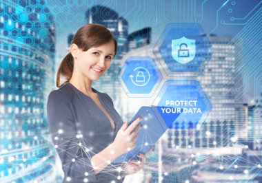 İş, Teknoloji, İnternet ve ağ konsepti. Genç işadamı geleceğin sanal ekranı üzerinde çalışıyor ve yazıyı görüyor: verilerinizi koruyun