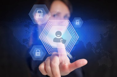 İş, Teknoloji, İnternet ve ağ konsepti. Genç işadamı geleceğin sanal ekranı üzerinde çalışıyor ve yazıyı görüyor.: 