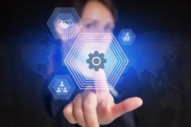 İş, Teknoloji, İnternet ve ağ konsepti. Genç işadamı geleceğin sanal ekranı üzerinde çalışıyor ve yazıyı görüyor.: 