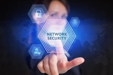 İş, Teknoloji, İnternet ve ağ konsepti. Genç işadamı geleceğin sanal ekranı üzerinde çalışıyor ve yazıyı görüyor: ağ güvenliği