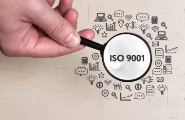 İş, teknoloji, internet ve ağ konsepti. Genç işadamı başarılı büyüme adımları üzerinde düşünüyor: ISO 9001