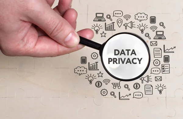 İş, teknoloji, internet ve ağ konsepti. Genç işadamı başarılı büyüme adımları üzerinde düşünüyor: Veri gizliliği