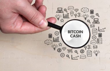 İş, teknoloji, internet ve ağ konsepti. Genç işadamı başarılı büyüme adımları üzerinde düşünüyor: Bitcoin nakit