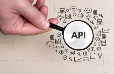İş, teknoloji, internet ve ağ konsepti. Genç işadamı başarılı büyüme adımları üzerinde düşünüyor: API