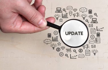 İş, teknoloji, internet ve ağ konsepti. Genç işadamı başarılı büyüme adımları üzerinde düşünüyor: Güncelleme