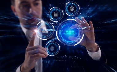 İş, Teknoloji, İnternet ve ağ konsepti. Genç işadamı geleceğin sanal ekranı üzerinde çalışıyor ve sahtekarlığı önleme yazısını görüyor.