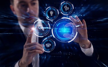 İş, Teknoloji, İnternet ve ağ konsepti. Genç işadamı geleceğin sanal ekranında çalışıyor ve yazıyı görüyor: iş ağı