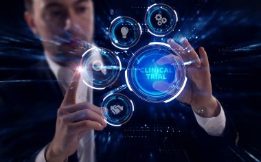 İş, Teknoloji, İnternet ve ağ konsepti. Genç işadamı geleceğin sanal ekranı üzerinde çalışıyor ve klinik denemeleri görüyor.