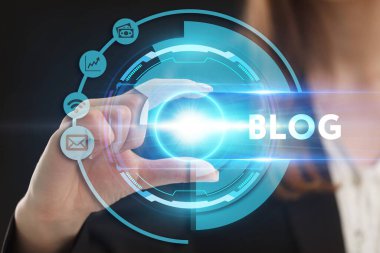 İş, Teknoloji, İnternet ve ağ konsepti. Genç işadamı geleceğin sanal ekranı üzerinde çalışıyor ve yazıyı görüyor: blog