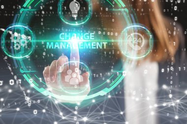 İş, Teknoloji, İnternet ve ağ konsepti. Genç işadamı geleceğin sanal ekranı üzerinde çalışıyor ve yazıyı görüyor: yönetim değişikliği