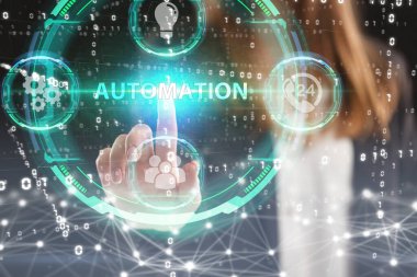 İş, Teknoloji, İnternet ve ağ konsepti. Genç işadamı geleceğin sanal ekranında çalışıyor ve yazıyı görüyor: otomasyon