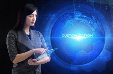 İş, Teknoloji, İnternet ve ağ konsepti. Genç işadamı geleceğin sanal ekranı üzerinde çalışıyor ve yazıyı görüyor: özelleştirme