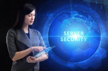 İş, Teknoloji, İnternet ve ağ konsepti. Genç işadamı geleceğin sanal ekranı üzerinde çalışıyor ve yazıyı görüyor: sunucu güvenliği