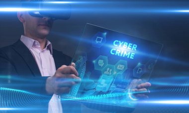 İş, Teknoloji, İnternet ve ağ konsepti. Genç işadamı geleceğin sanal ekranında çalışıyor ve yazıyı görüyor: siber suç.