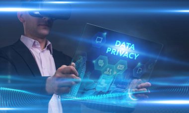 İş, Teknoloji, İnternet ve ağ konsepti. Genç işadamı geleceğin sanal ekranı üzerinde çalışıyor ve yazıyı görüyor: