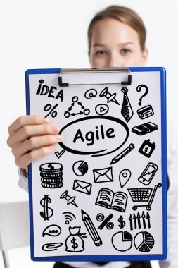 İş, teknoloji, internet ve ağ konsepti. Genç ve güzel bir kız elinde belgelerle şöyle yazmış: