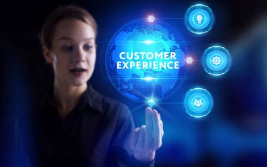 İş, Teknoloji, İnternet ve ağ konsepti. Genç işadamı geleceğin sanal ekranı üzerinde çalışıyor ve yazıyı görüyor: müşteri tecrübesi