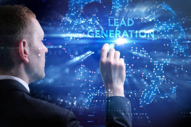 İş, Teknoloji, İnternet ve ağ konsepti. Genç işadamı geleceğin sanal ekranında çalışıyor ve yazıyı görüyor: lider nesil.